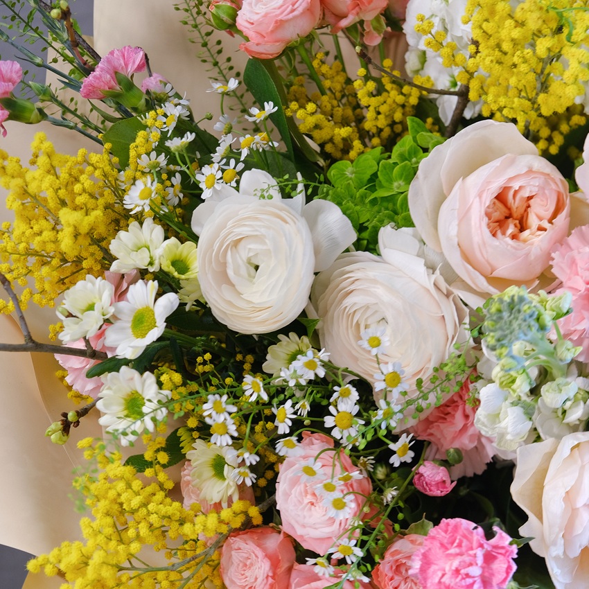 Мимоза, ранункулюсы и розы в букете "Весенняя роскошь"