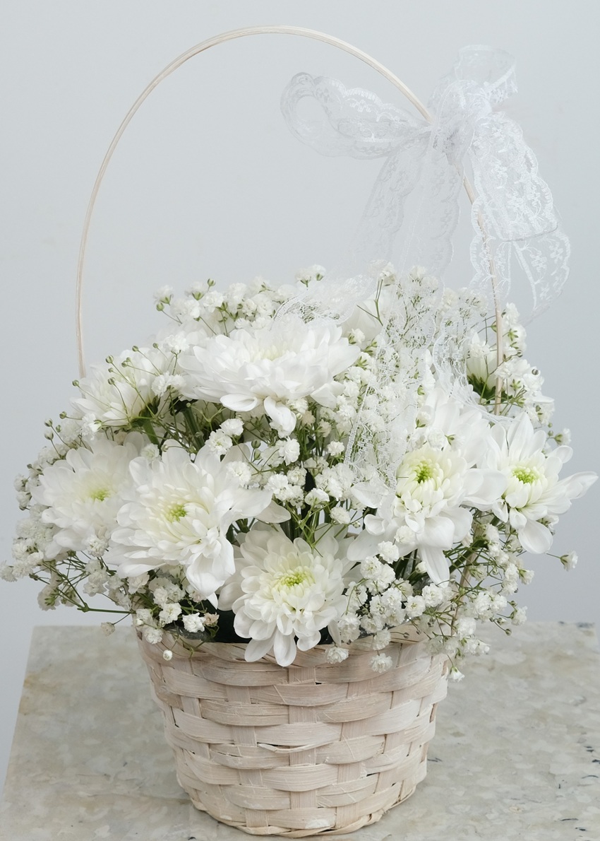 Хризантема и гипсофила в мини корзинке. Цена от 5 шт.
