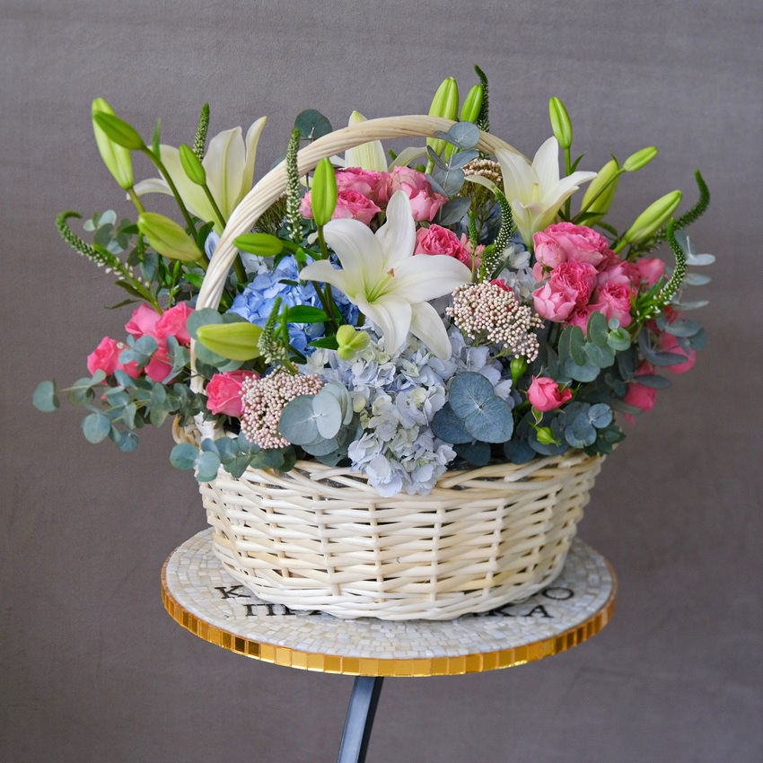 Голубая гортензия, кустовые розы и и лилия в корзине "Акварель"
