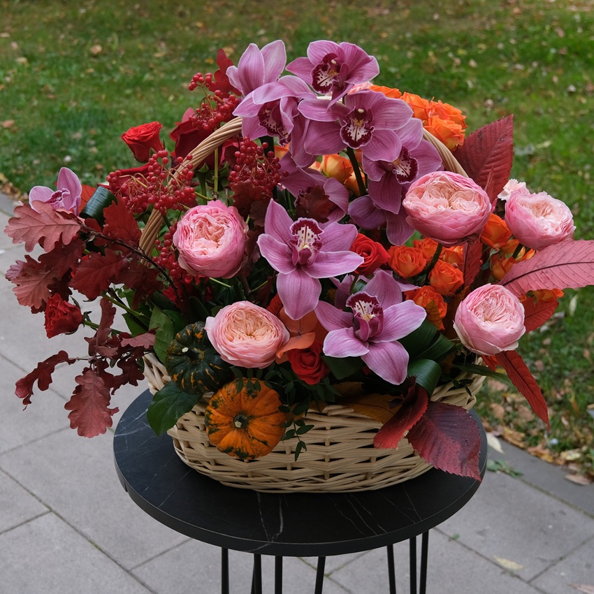 Орхидея цимбидиум, розы и тыковки в композиции "Осенний карнавал"