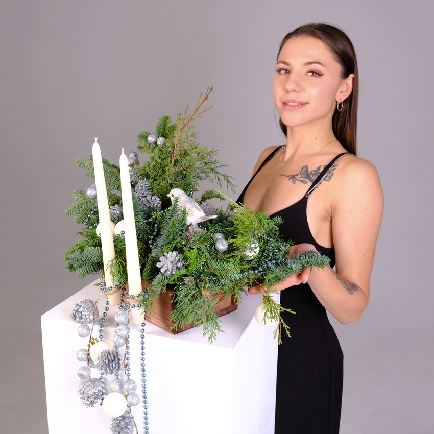 Новогодняя композиция из нобилиса с парящими свечами "Зимняя пташка"