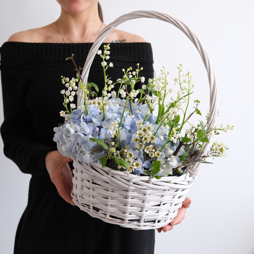 Ландыши и голубая гортензия в корзинке