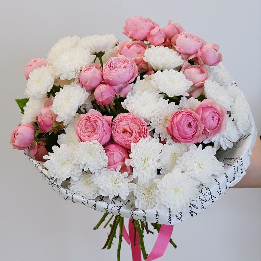 Кустовые пионовидные розы и хризантемы в букете "Моему ангелу"