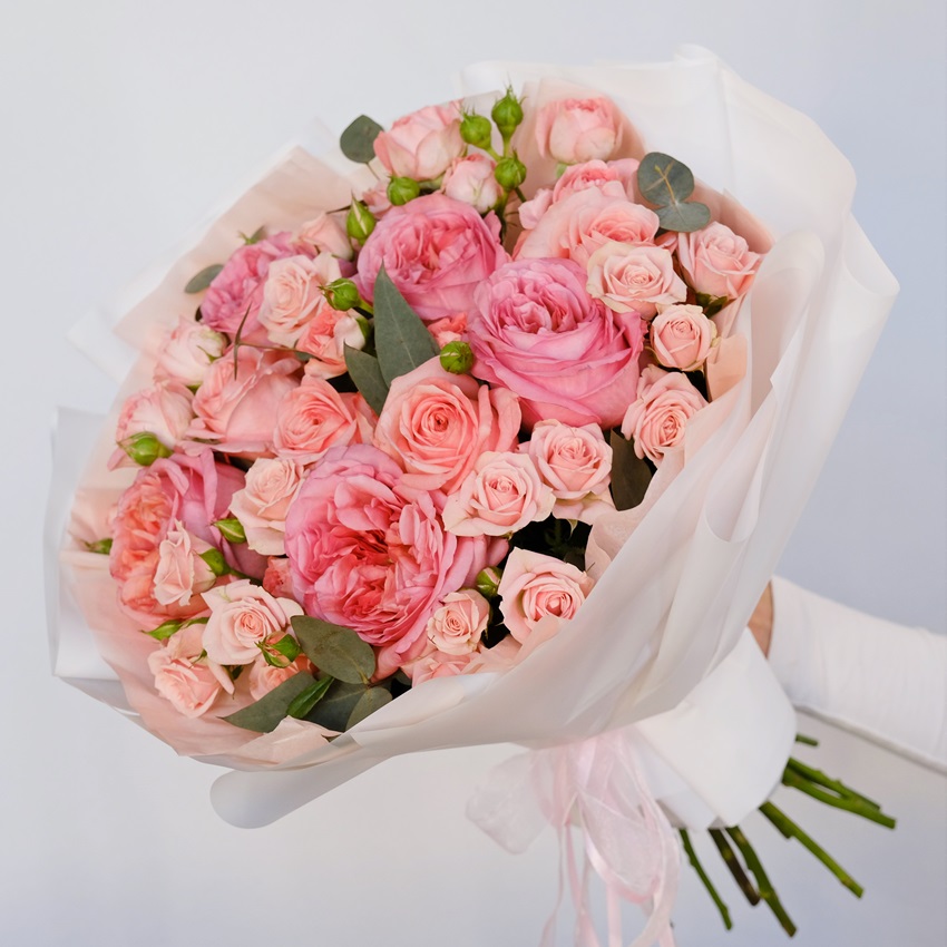 Пионовидные розы в персиковом букете «Ю энд Ми»