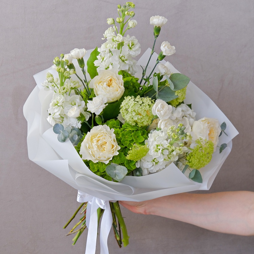 Гортензии и пионовидные розы в букете "Фарфоровый сад"