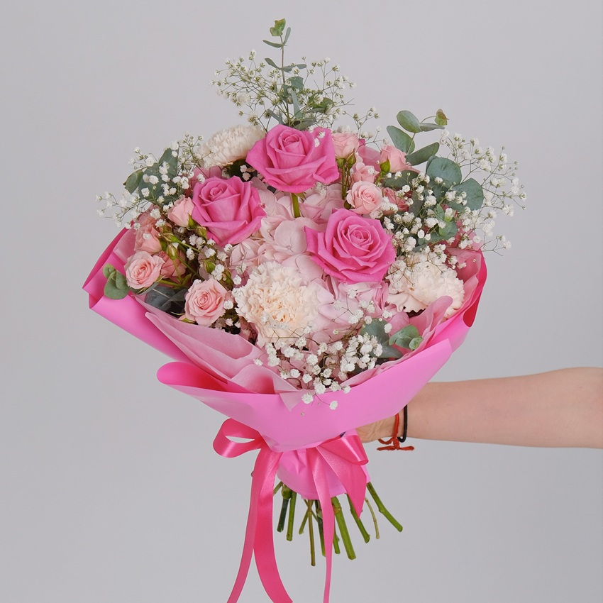 Розовая гортензия и розы в букете "Малиновый бриз"