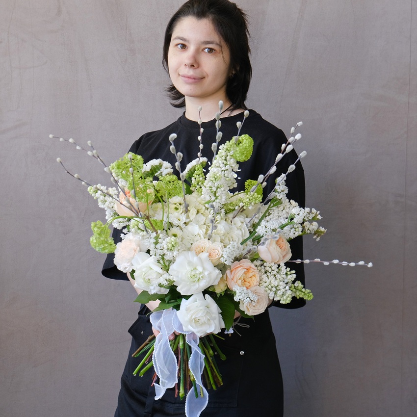 Букет на Пасху: Верба, ранункулюсы и белая сирень