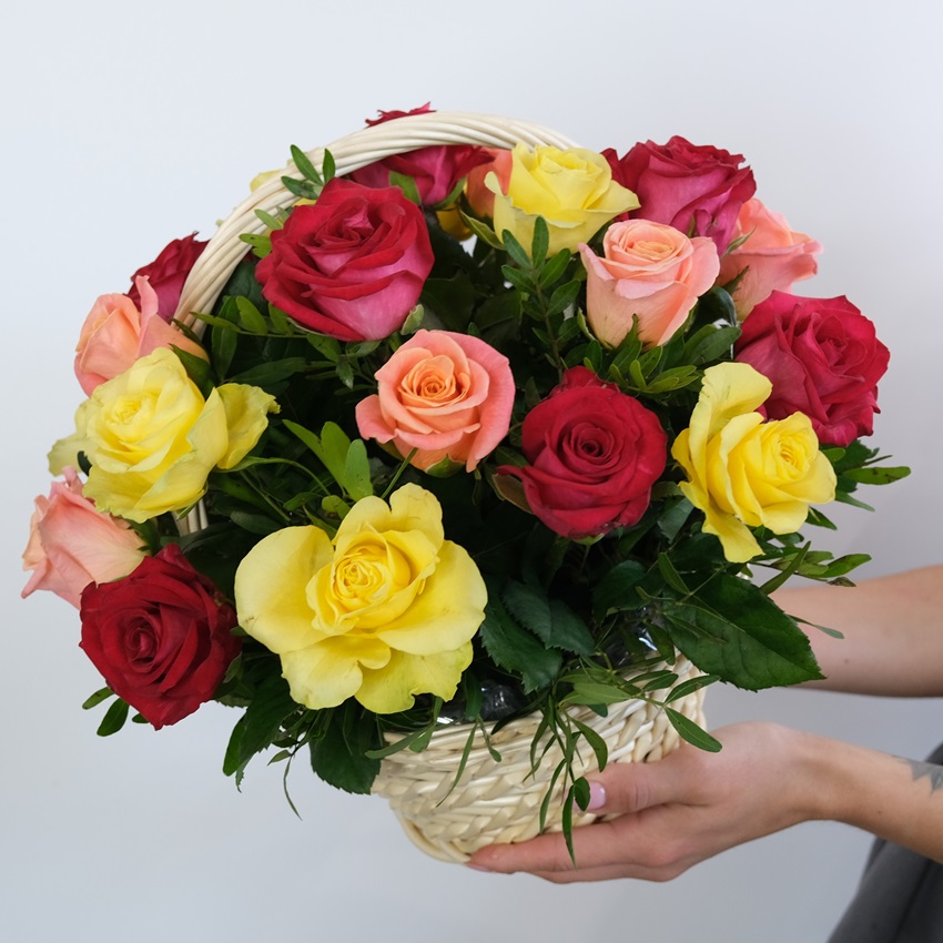 Яркие розы в корзине, 25 штучек