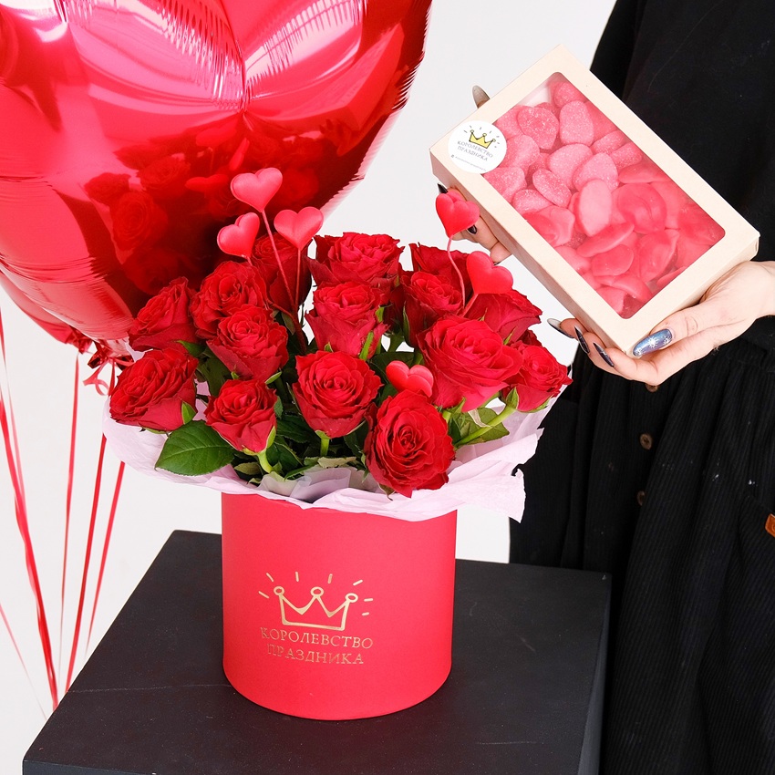 Сет: красные розы в коробочке + мармелад + шары "Сердце" (7 штучек)