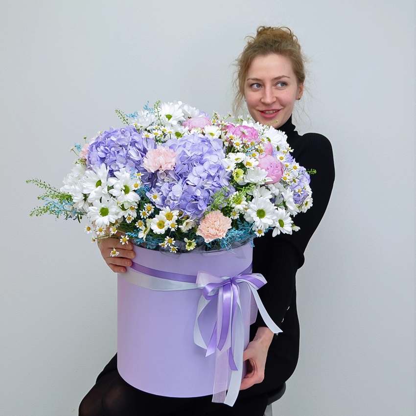 Гортензия, ромашки и пионы в коробке "Русская роскошь"