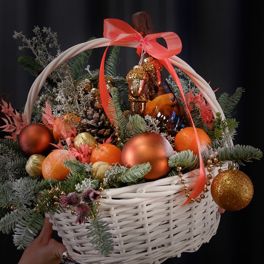 Подарочная корзина с шампанским, декором и ароматной пихтой нобилис