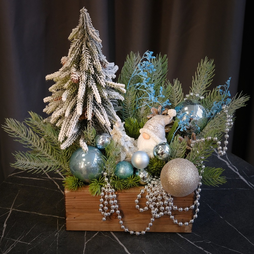 Новогодняя композиция с сувенирами "Снежный гном" (искусственная)