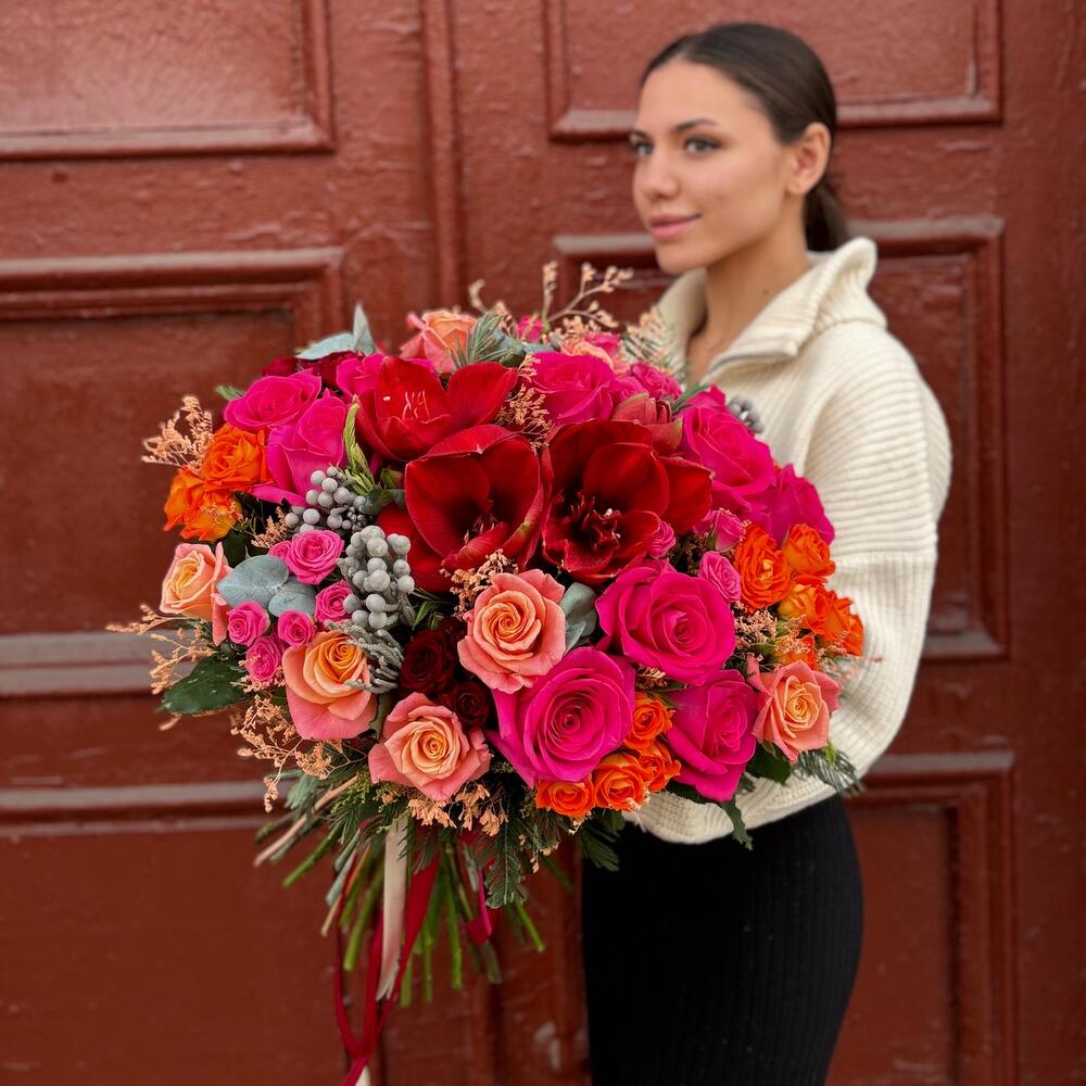 Красные амариллисы и розы в шикарном букете "Танец огня"