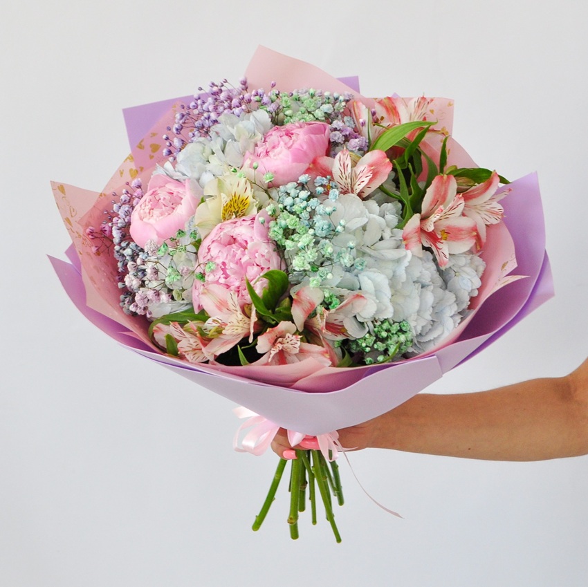 Голубая гортензия и пионы в букете «Летний вайб»