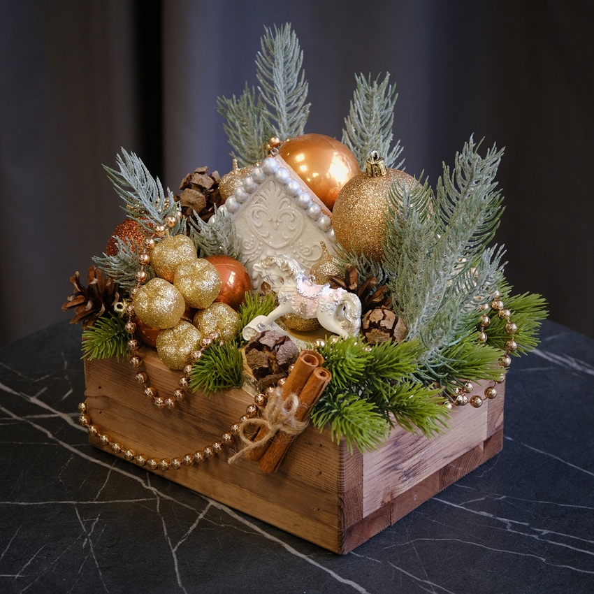 Новогодняя композиция с сувениром в ящичке "Прокатимся в Новый год?" (искусственная)