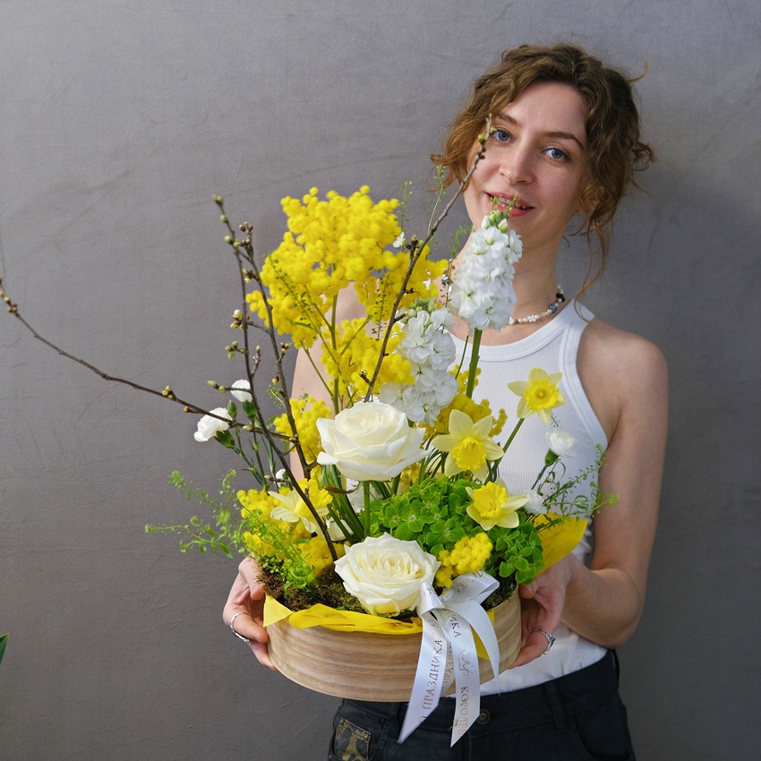 Нарциссы и мимоза в весенней композиции в кашпо "Золото весны"