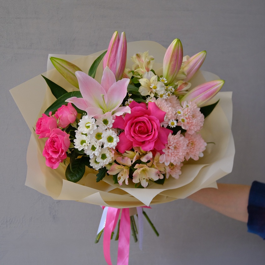 Лилия, розы и ромашки в ярком букете "Мадемуазель"
