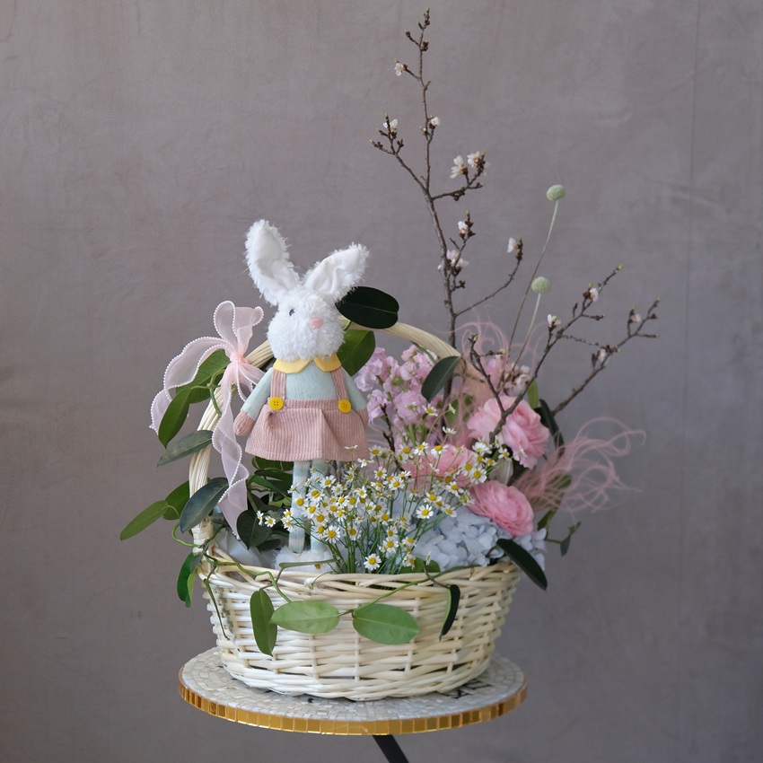Букет на Пасху в корзине с Зайкой: верба, ранункулюсы, гортензии и ветки вишни