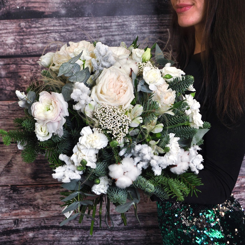 Пионовидные розы, нобилис и ранункулюсы в букете "Поймай Мечту"