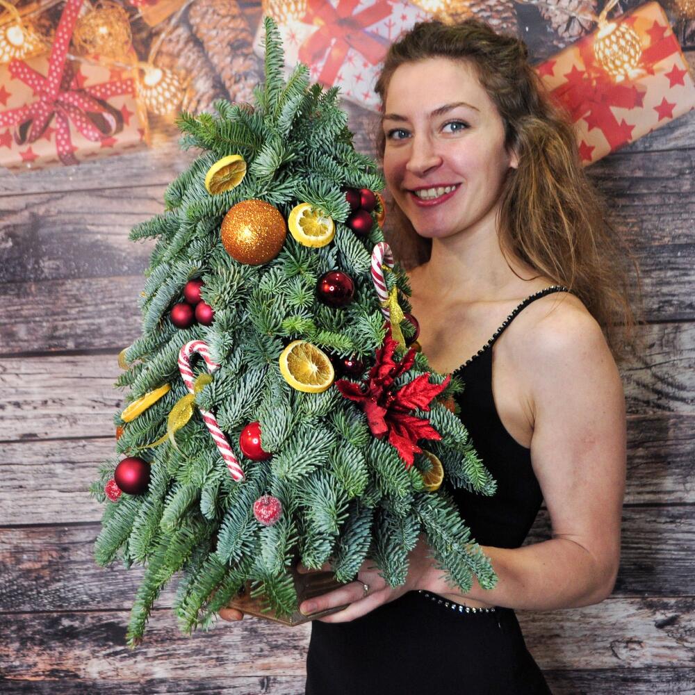 Яркая елка ручной работы из нобилиса с декором