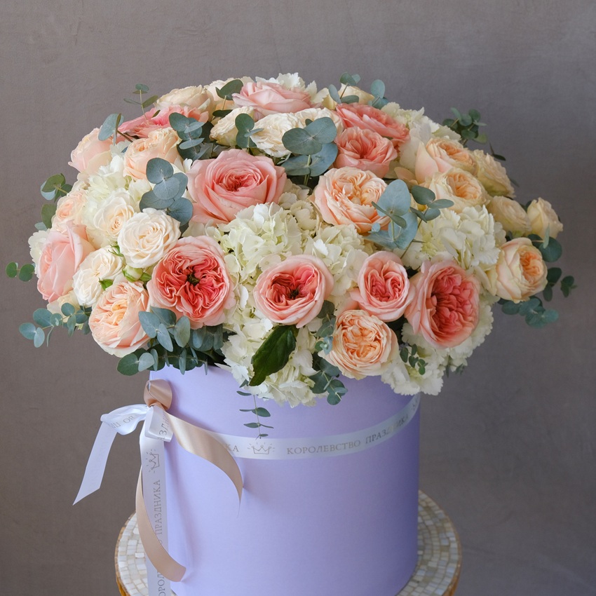 Гортензия и пионовидные розы Джульетта в большой коробке "Акварельные облака"