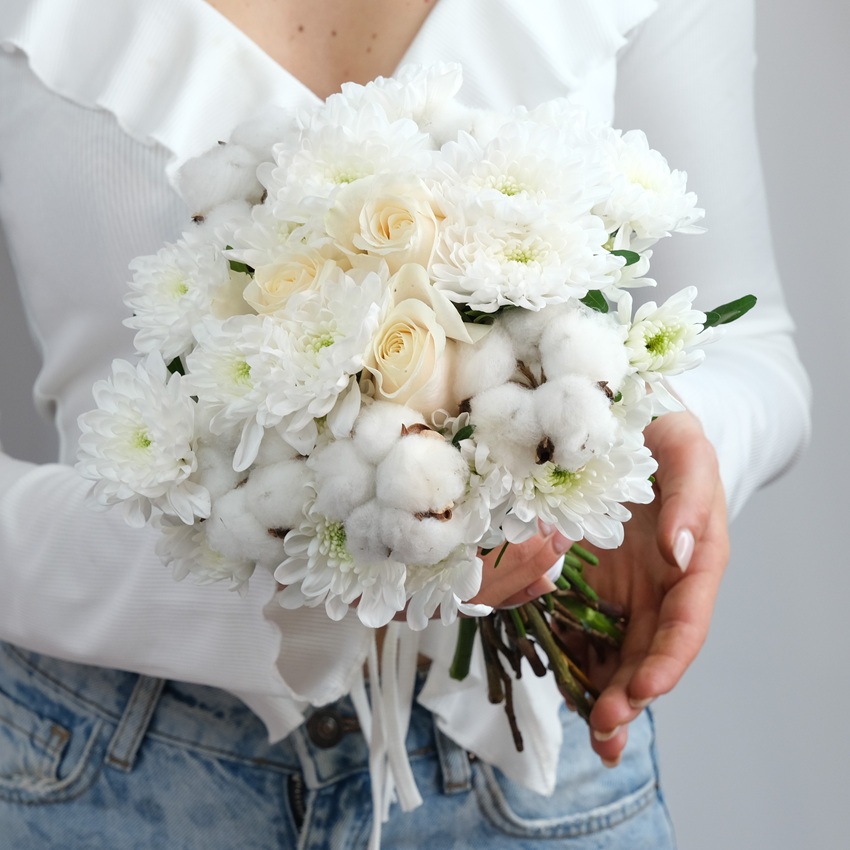 Букет невесты с розами, хризантемой и хлопком "Эко-шик"