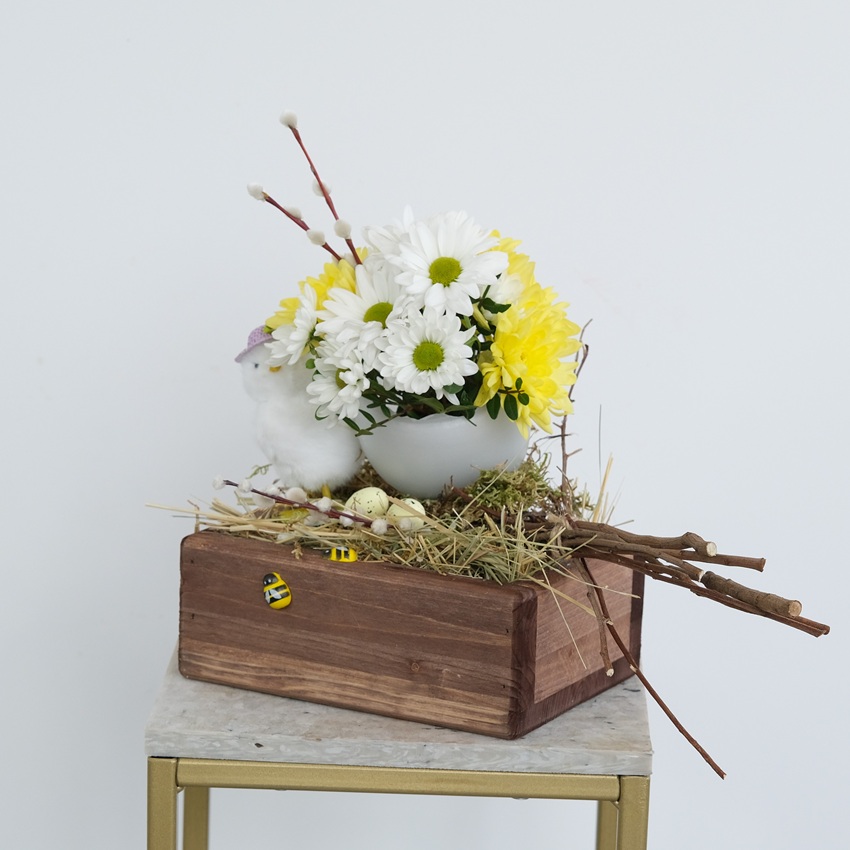 Композиция на пасху: яйцо с хризантемами и сувениром "Цыплёнок"
