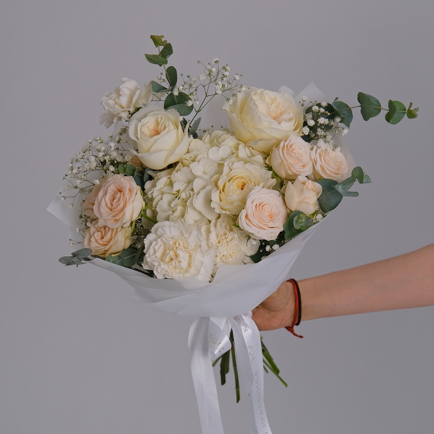 Пионовидные розы и белая гортензия в букете "Белоснежка"