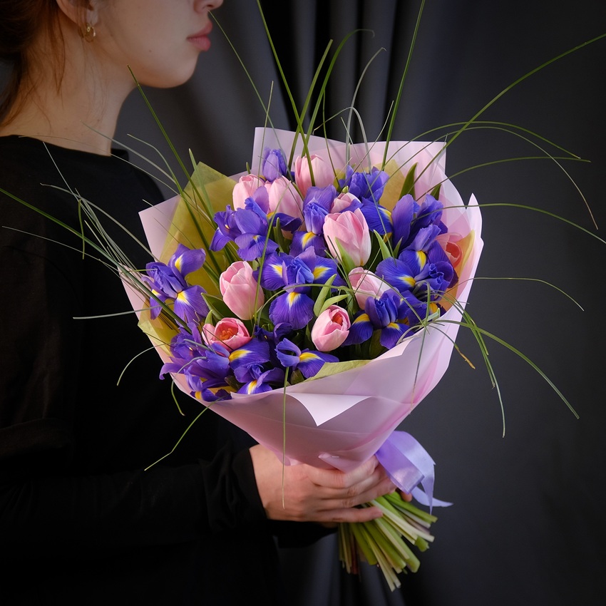 Ирисы и розовые тюльпаны в игривом букете "Шепот весны"