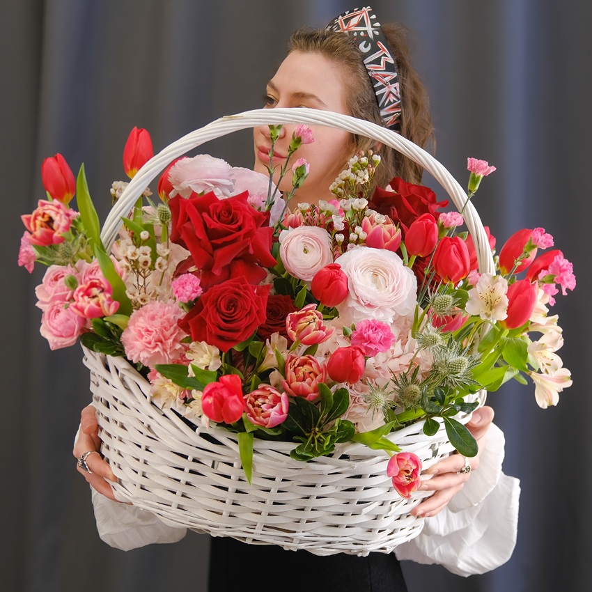 Тюльпаны и ранункулюсы в шикарной корзине "Опасная красота"