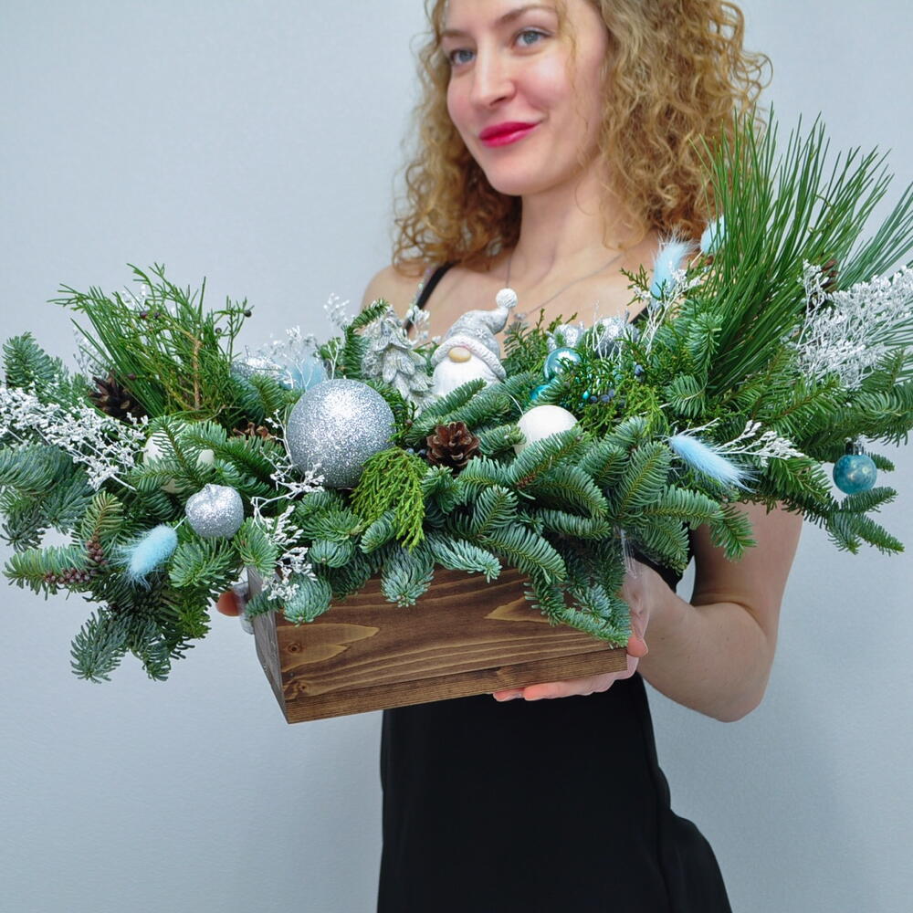 Новогодняя композиция с гирляндой «Снежный гном»