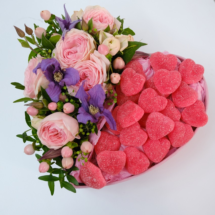 Коробка сердце: мармелад и кустовые розы