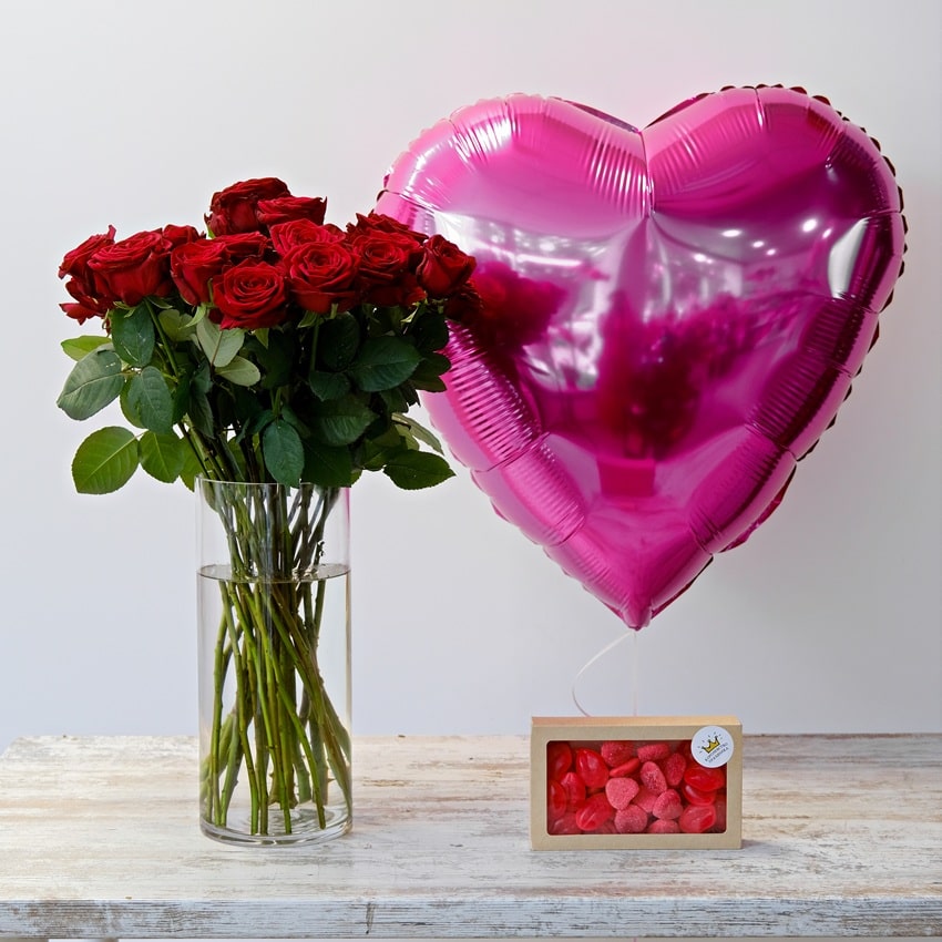 Сет: 25 красных роз + ваза + шар "Сердце" + мармелад