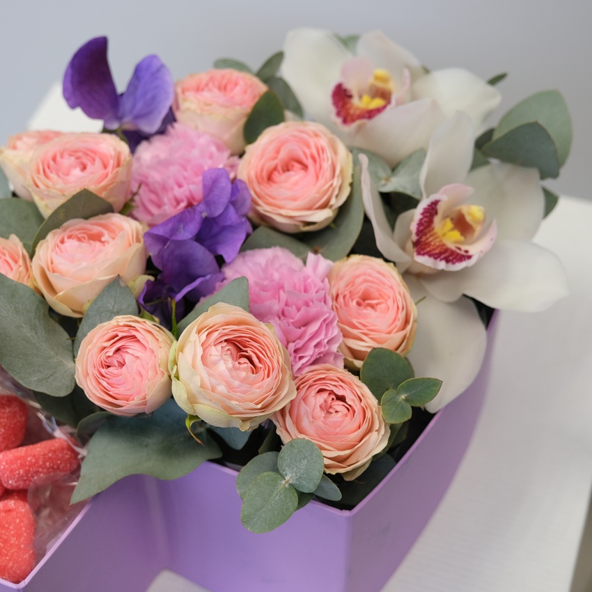 Коробка сердце: мармелад, орхидеи  и кустовые розы