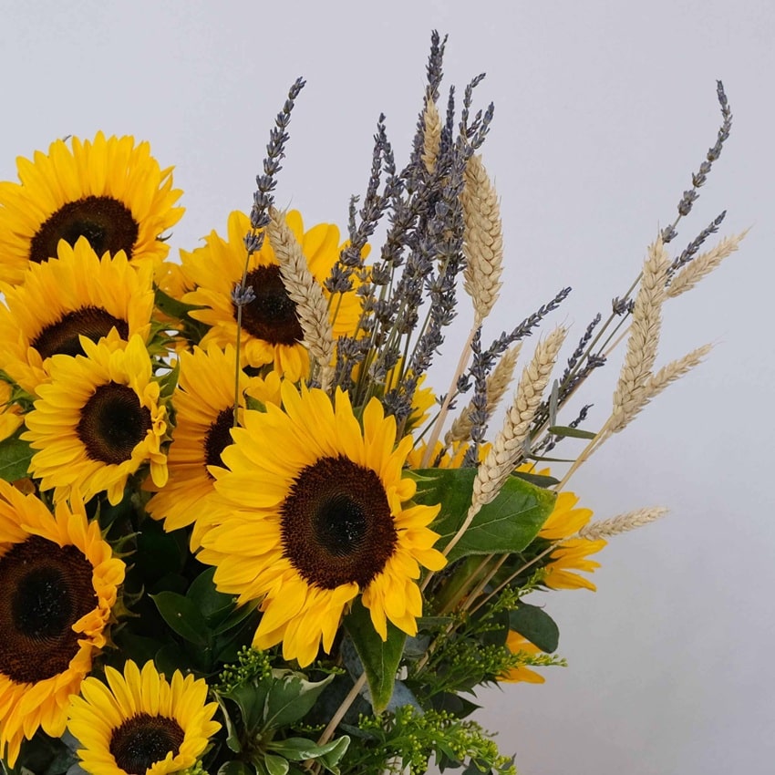 Корзина с подсолнухами, лавандой и пшеницей "Лето в сердце"