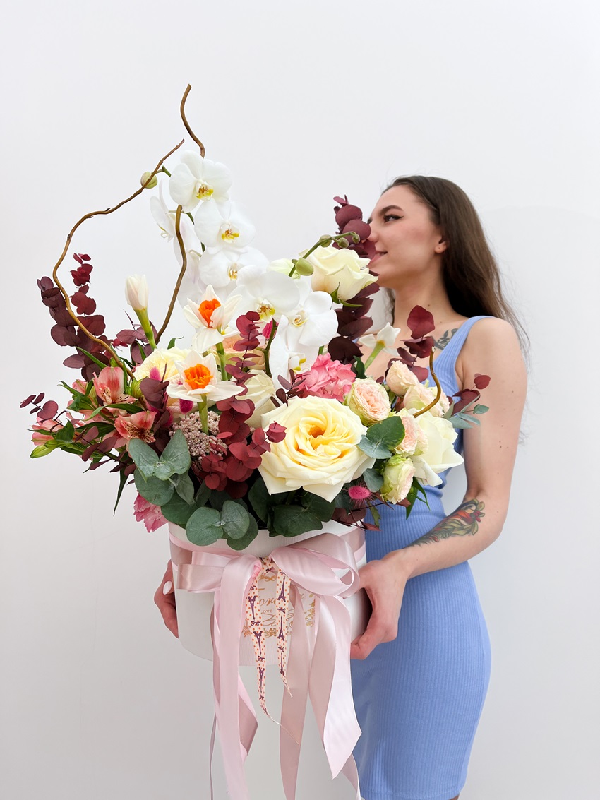 Букет в шляпной коробке с белой орхидеей - фаленопсис "Нежнее нежного"