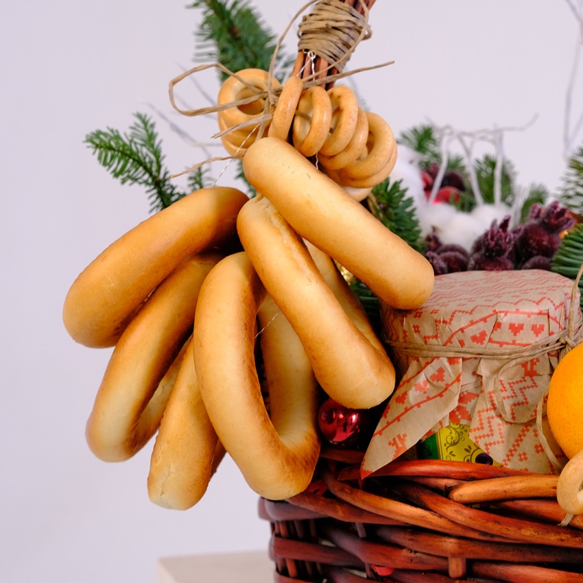 Корзина с вареньем, пастилой и декором "Конфетки - бараночки"