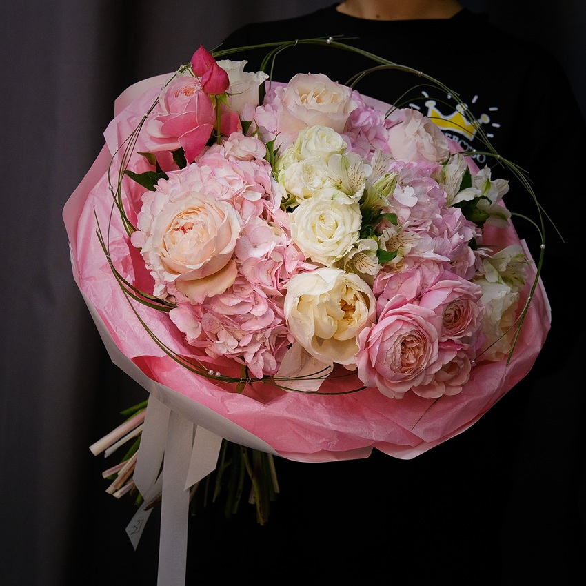 Круглый букет с гортензией и пионовидными розами "Нежность"