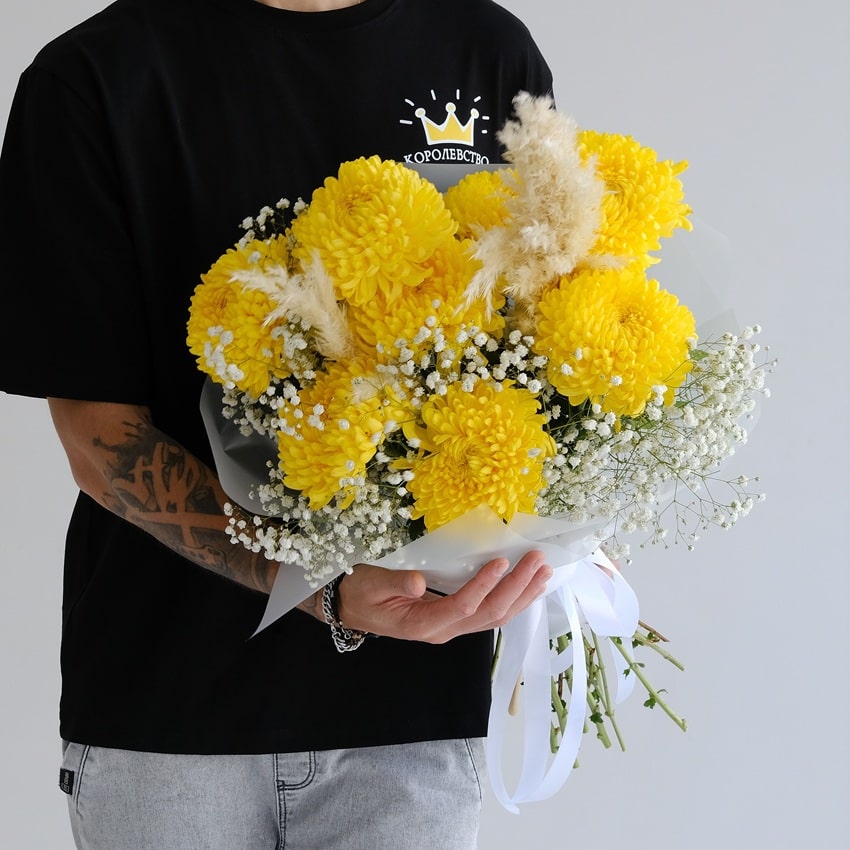 Жёлтые хризантемы и кортадерия в букете "Осенний привет"