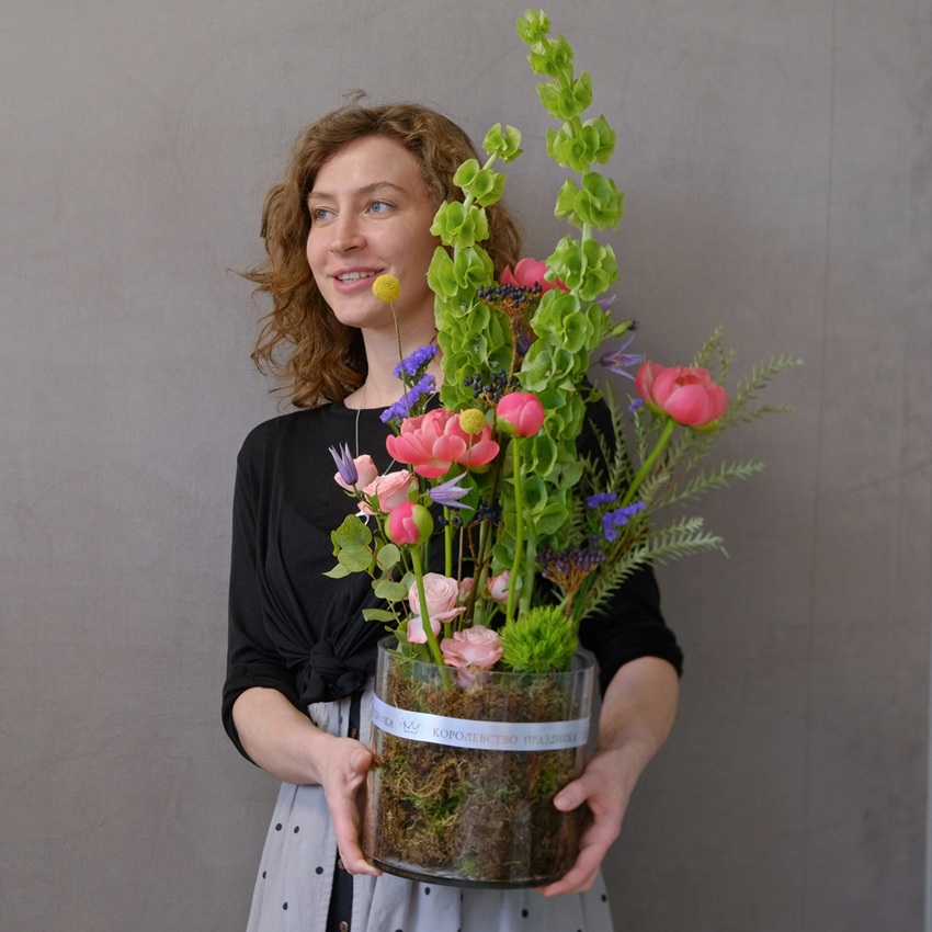 Коралловые пионы и молюцелла в интерьерном букете в вазе "Солнце в стекле"