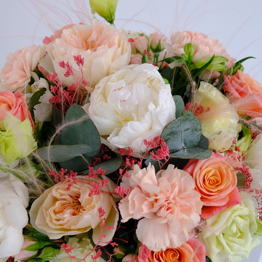 Белые пионы и розы в белой коробке "Океан Любви"