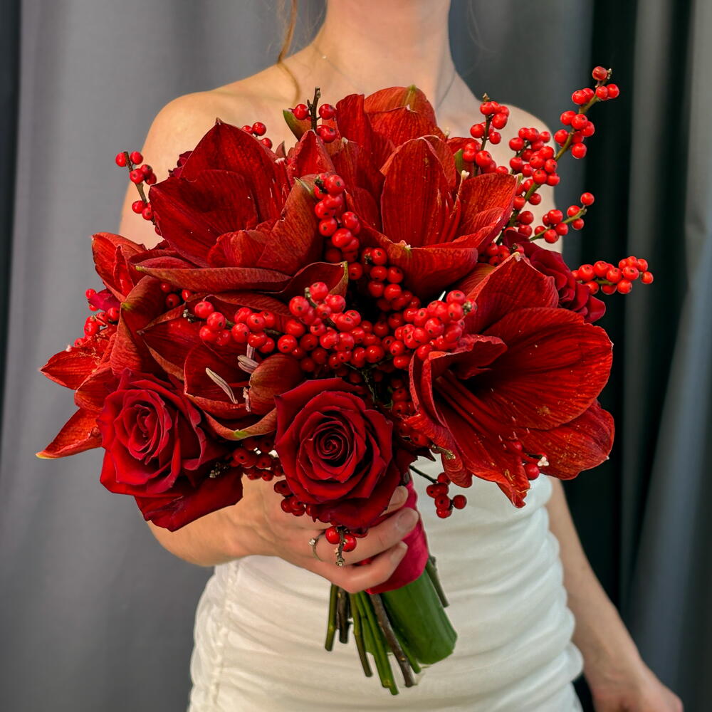 Букет невесты с амариллисами, ягодами илекса и красными розами "Поцелуй страсти"
