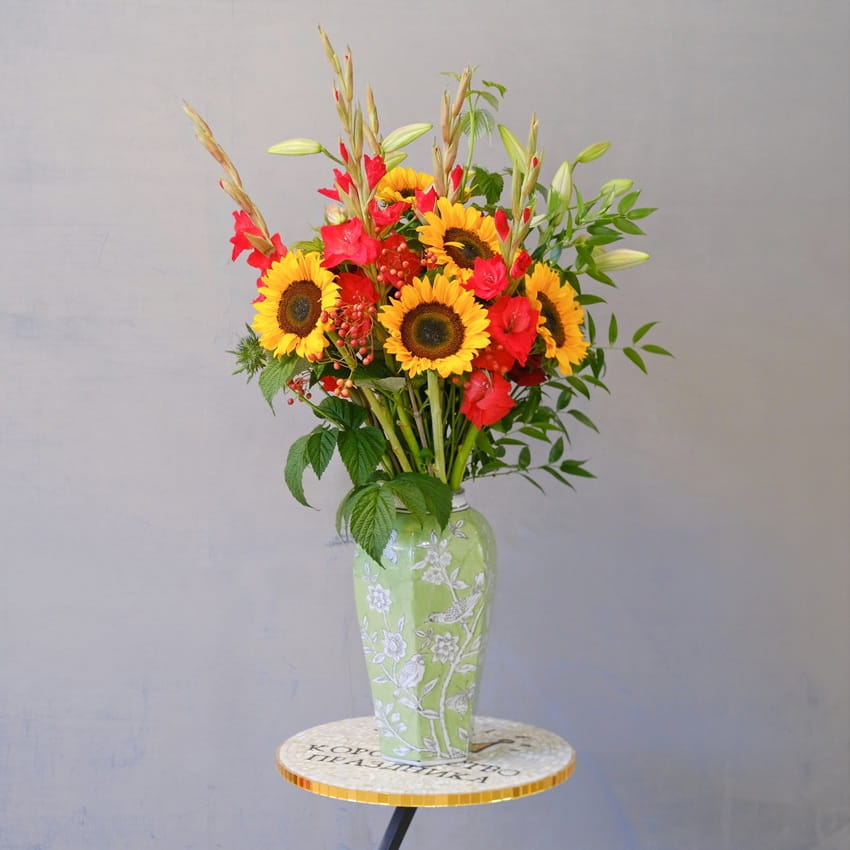 Букет в вазе от шеф-Флориста. Красные гладиолусы и подсолнухи в букете "Красное солнце"