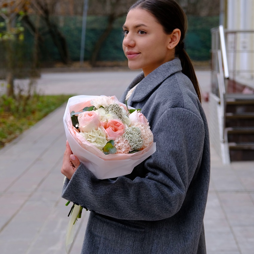 Пионовидные розы и гортензия в персиковом букете «Джульетта»