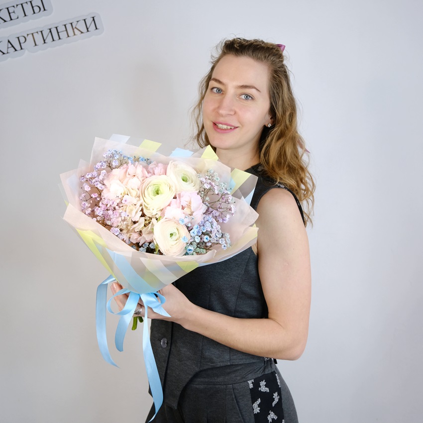 Ранункулюсы и гортензия в букете «Пируэт»