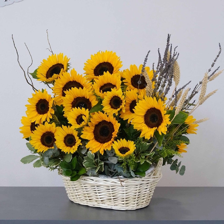Корзина с подсолнухами, лавандой и пшеницей "Лето в сердце"