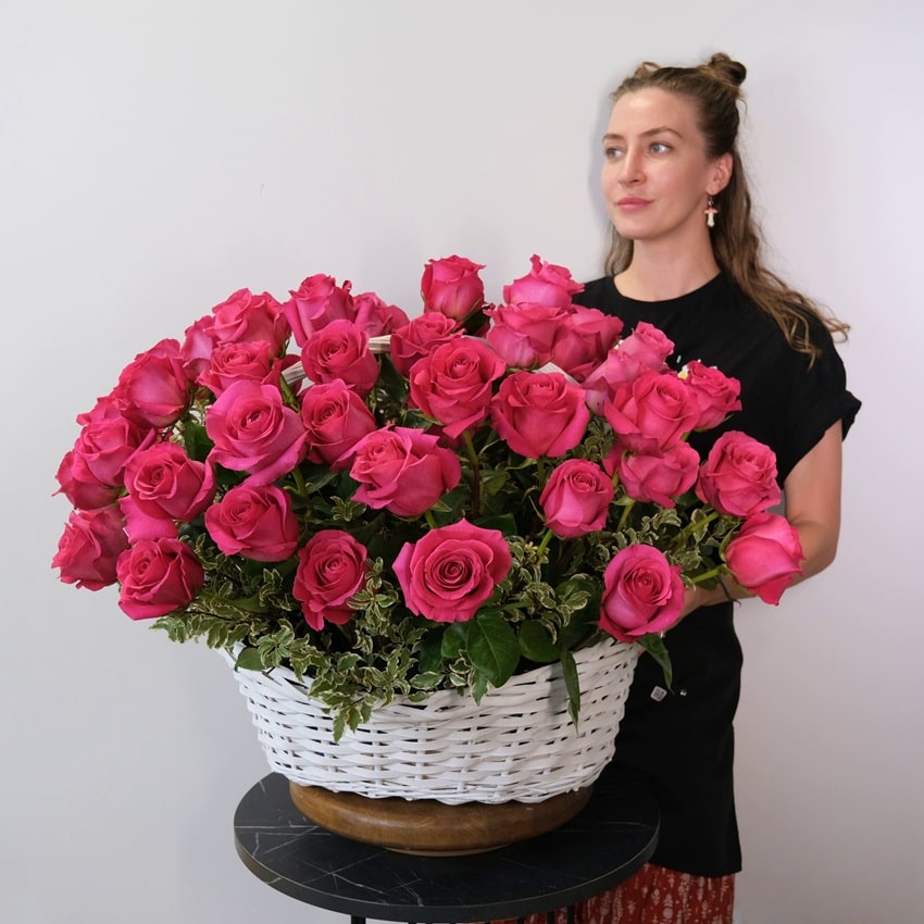 Ароматные крупные розы Пинк Флойд в корзине, 55 шт