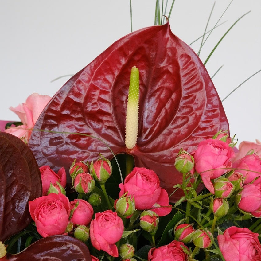 Антуриум и кустовые розы в авторском букете "Barberry Mood"