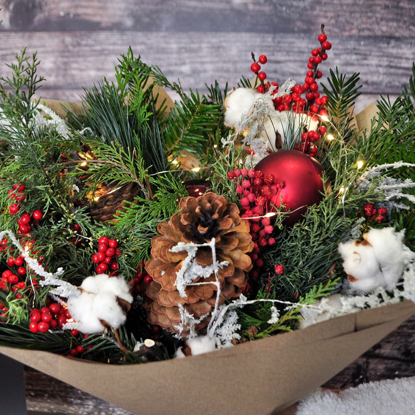 Хвойный букет с гирляндой и декором