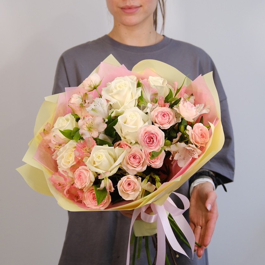 Розы и альстромерии в нежном букете "Нежная элегия"